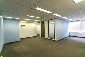 180 Dundas St W, Toronto, ON à louer Photo intérieure– Image 2 sur 3