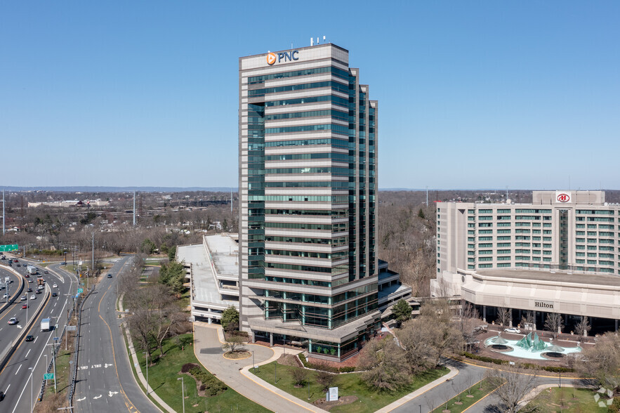 2 Tower Center Blvd, East Brunswick, NJ à louer - Photo de l’immeuble – Image 1 sur 11
