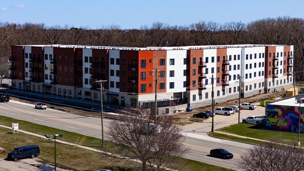 43700 Van Dyke Ave, Sterling Heights, MI à louer - Photo de l’immeuble – Image 2 sur 6