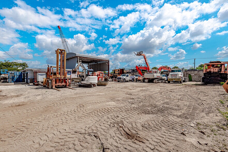 2301 SW 57th Ave, West Park, FL à louer - Photo de l’immeuble – Image 3 sur 7