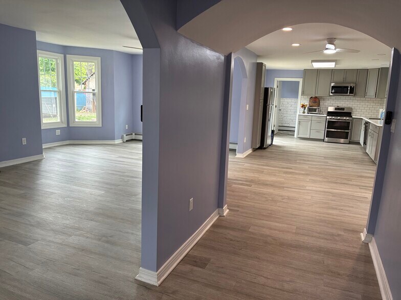 9 Loomis St, Winsted, CT à vendre - Photo de l’immeuble – Image 3 sur 6