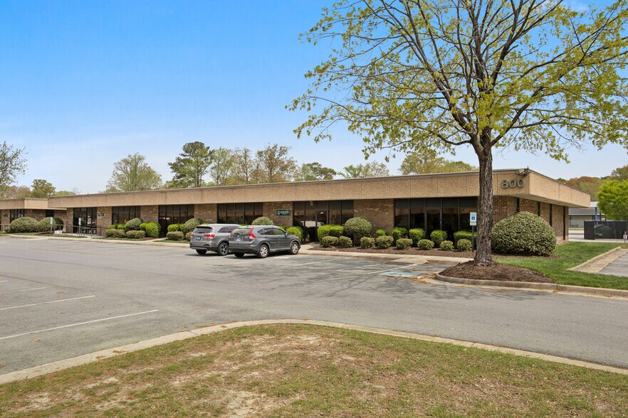739 Thimble Shoals Blvd, Newport News, VA à louer - Photo de l’immeuble – Image 3 sur 8