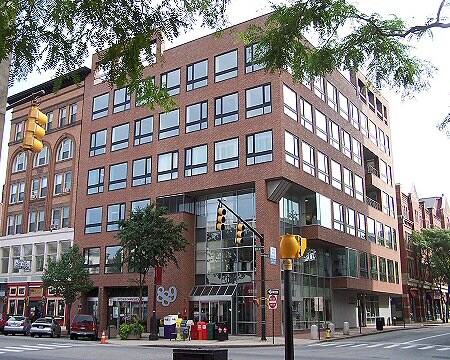 889 Elm St, Manchester, NH à louer Photo de l’immeuble– Image 1 sur 2