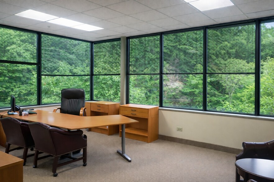 33 Rock Hill Rd, Bala Cynwyd, PA à louer - Photo de l’immeuble – Image 2 sur 11