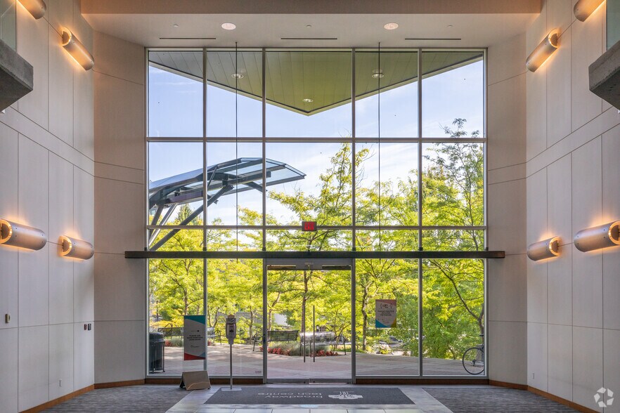 2925 Virtual Way, Vancouver, BC à louer - Hall d’entrée – Image 2 sur 9