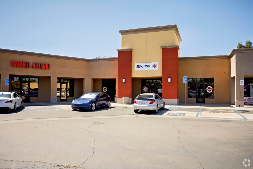 2001-2055 Tully Rd, Modesto, CA à louer - Photo principale – Image 1 sur 5
