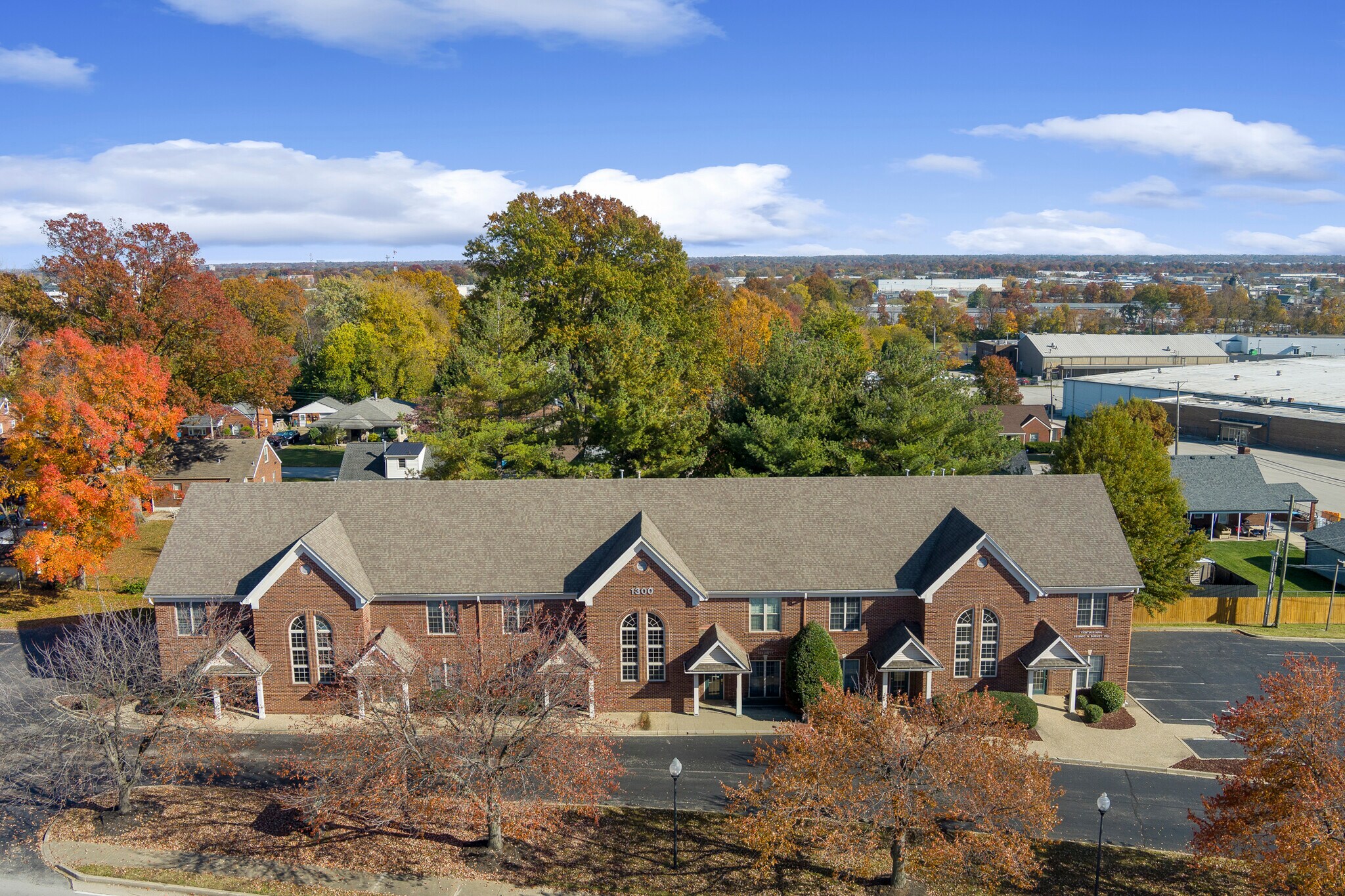 1300 Gardiner Ln, Louisville, KY à vendre Photo de l’immeuble– Image 1 sur 30