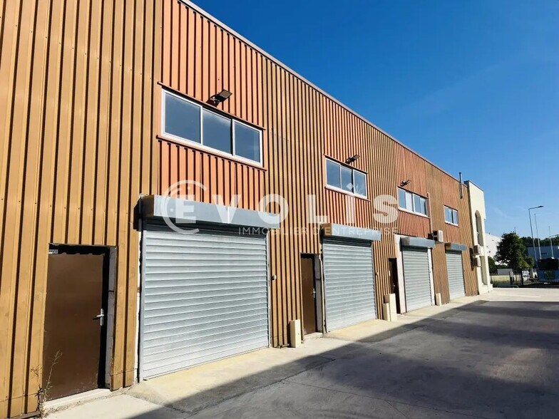 Local d’activités dans Roissy-en-Brie à louer - Photo de l’immeuble – Image 1 sur 8
