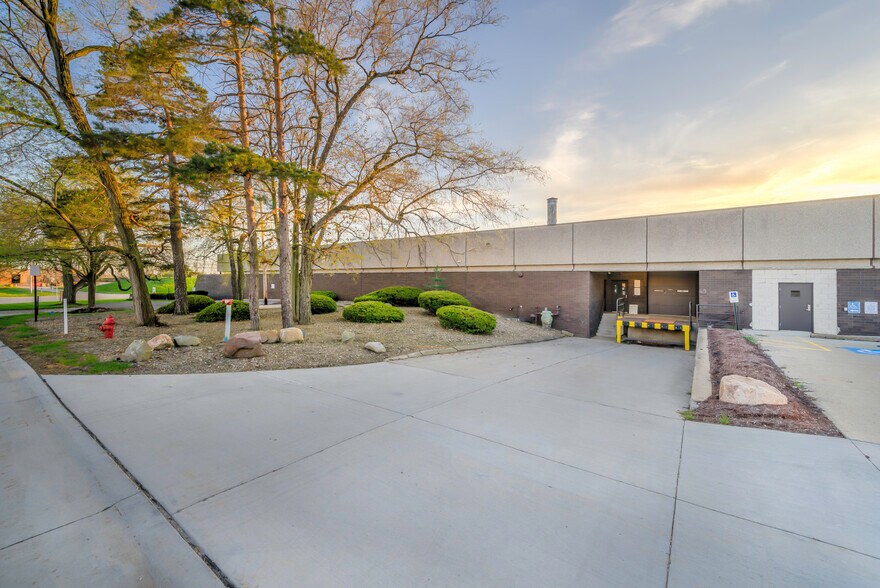 26111 Miles Rd, Bedford Heights, OH à louer - Photo de l’immeuble – Image 3 sur 4