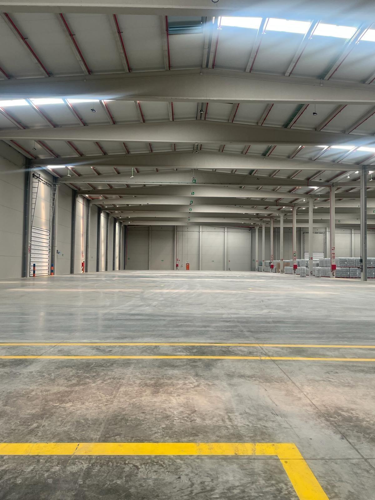 Industriel/Logistique dans Dos Hermanas à louer Photo de l’immeuble– Image 1 sur 21