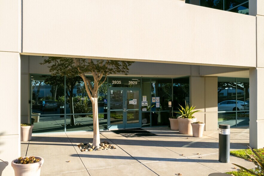 3929 Point Eden Way, Hayward, CA à louer - Photo de l’immeuble – Image 2 sur 4