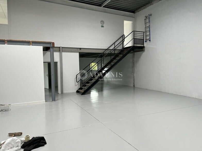 Local d'activités dans Plaisir à vendre - Photo intérieure – Image 2 sur 8