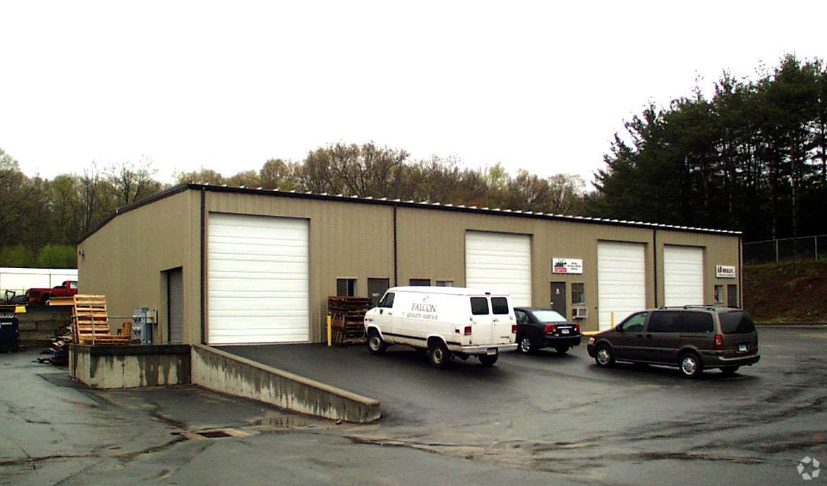 236 Main St, Monroe, CT à louer Photo principale– Image 1 sur 2