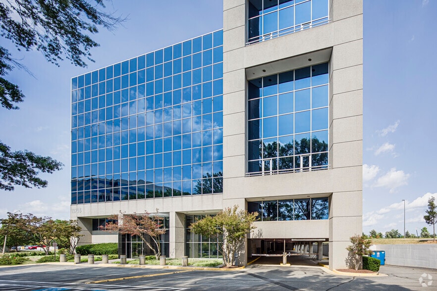 13755 Sunrise Valley Dr, Herndon, VA à louer - Photo de l’immeuble – Image 3 sur 19