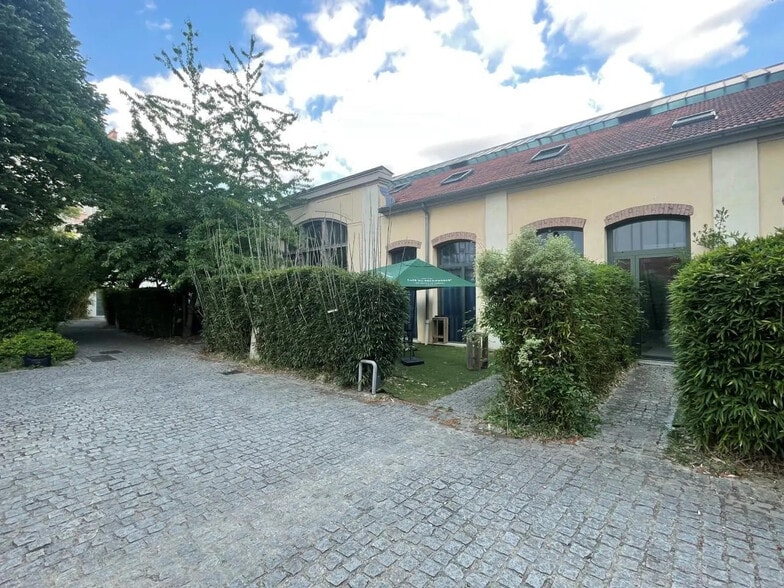Local d'activités dans Gentilly à vendre - Photo de l’immeuble – Image 1 sur 5
