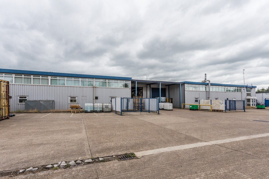 304a-304b Pywell Rd, Corby à vendre - Photo de l’immeuble – Image 2 sur 14