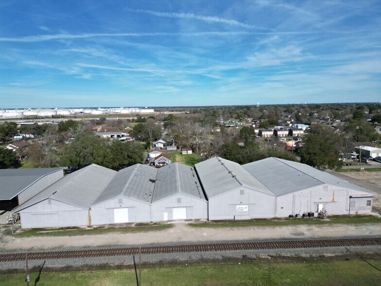 1050 Detroit Ave, Nederland, TX à louer - Photo de l’immeuble – Image 3 sur 23