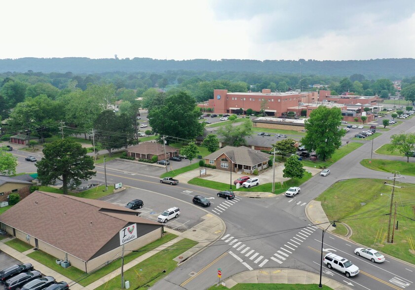 220 N Phoenix Ave, Russellville, AR à vendre - Photo de l’immeuble – Image 1 sur 36