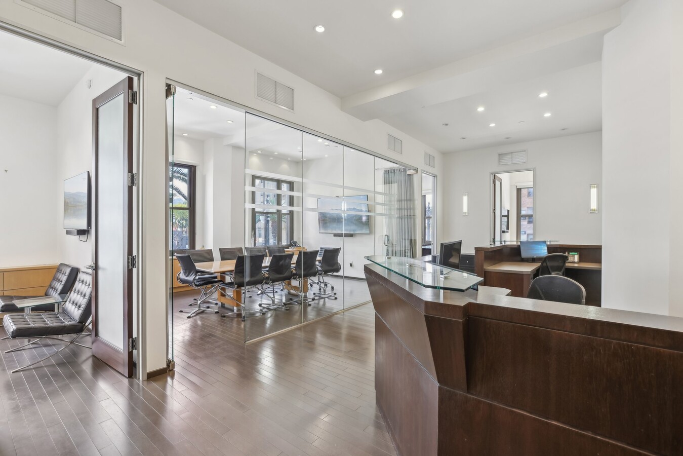 1645 Vine St, Hollywood, CA 90028 - Lot 306 -  - Photo intérieure - Image 1 of 26