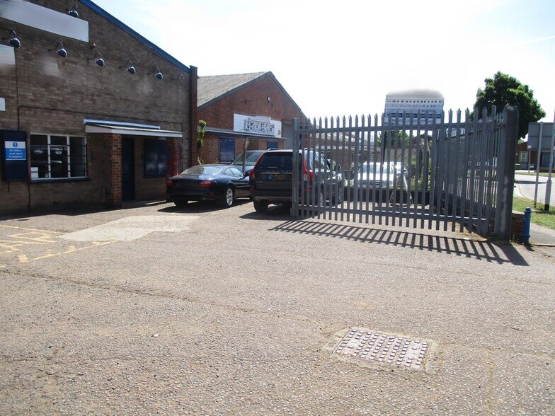 13b Shuttleworth Rd, Bedford à louer - Photo de l’immeuble – Image 2 sur 2