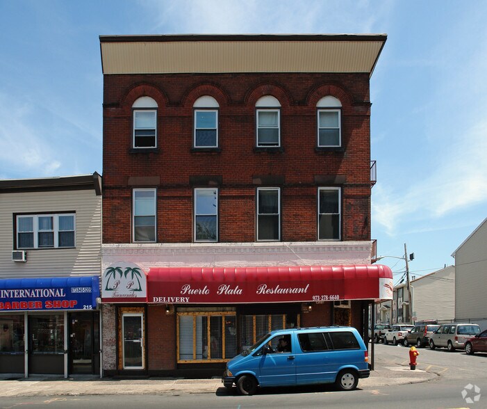 217 Straight St, Paterson, NJ à vendre - Photo de l’immeuble – Image 2 sur 15