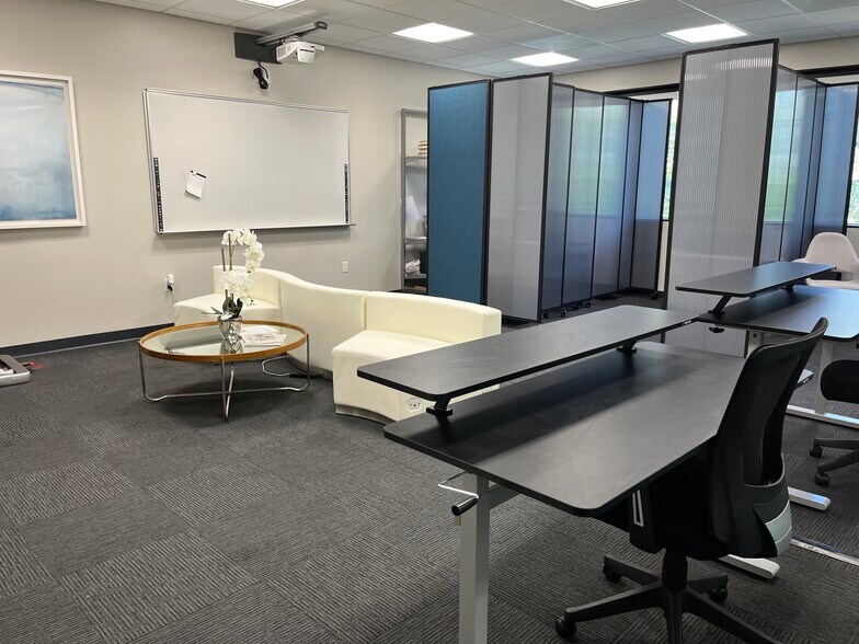 2501 E Chapman Ave, Fullerton, CA à louer - Photo intérieure – Image 2 sur 13