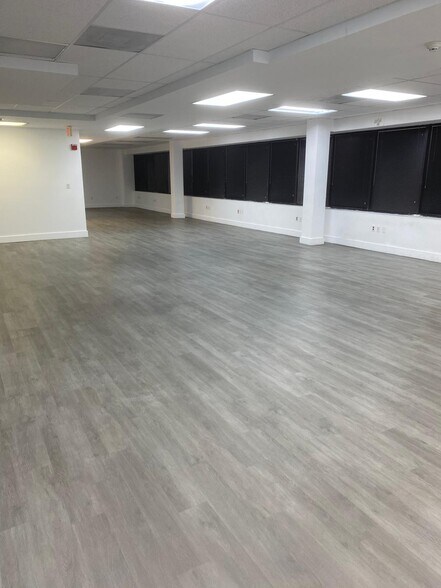 2620 SW 27th Ave, Miami, FL à louer - Photo de l’immeuble – Image 3 sur 19