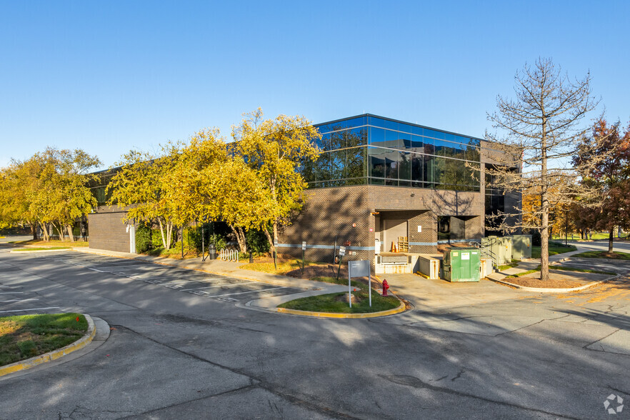 15201 Diamondback Dr, Rockville, MD à louer - Photo de l’immeuble – Image 3 sur 6