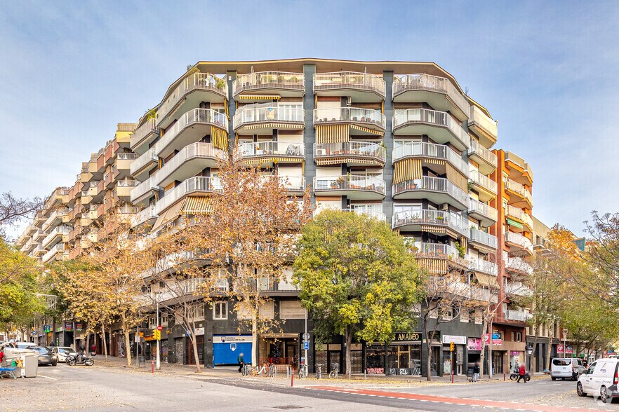 Immeuble residentiel dans Barcelone, Barcelona à vendre - Photo principale – Image 1 sur 2
