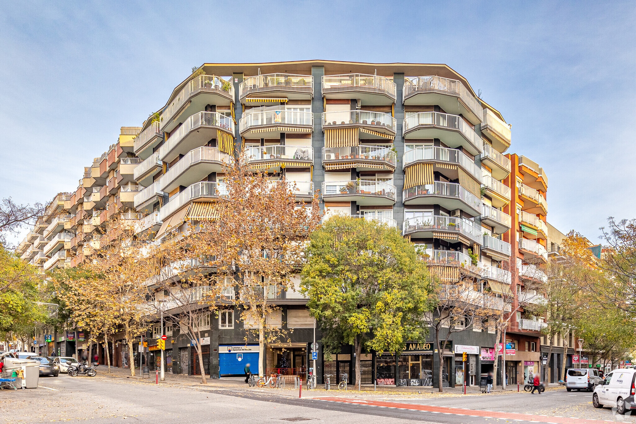 Immeuble residentiel dans Barcelone, Barcelona à vendre Photo principale– Image 1 sur 3