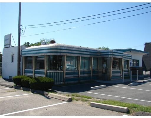 140 Newport Ave, East Providence, RI à louer - Photo de l’immeuble – Image 2 sur 10