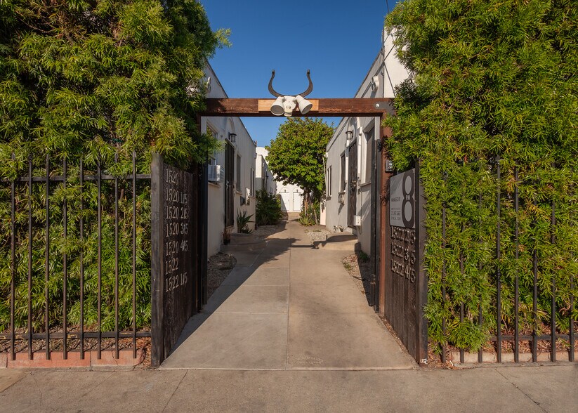 1520 Menlo Ave, Los Angeles, CA à vendre - Photo de l’immeuble – Image 2 sur 15