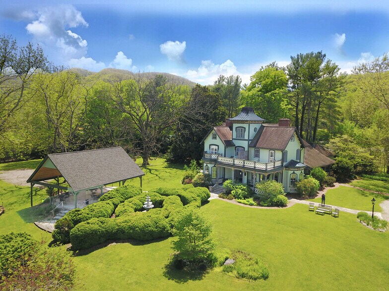 204 Lawson St, Hot Springs, NC à vendre - Photo de l’immeuble – Image 3 sur 47
