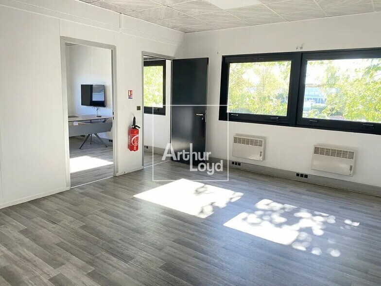 Local d'activités dans Lisses à vendre - Photo de l’immeuble – Image 2 sur 7