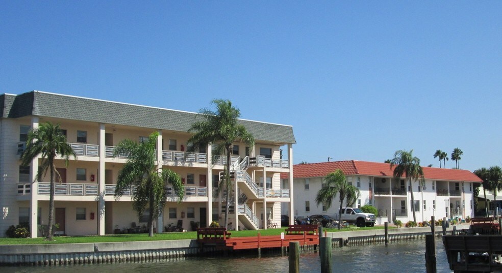 205 116th Ave, Treasure Island, FL à vendre - Photo de l’immeuble – Image 3 sur 14