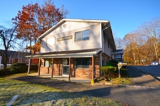 11 Oscawana Lake Rd, Putnam Valley, NY à louer Photo de l’immeuble– Image 1 sur 4