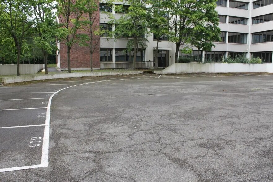 1 Rue Jean Pierre Timbaud, Montigny-le-Bretonneux à louer - Photo de l’immeuble – Image 2 sur 5