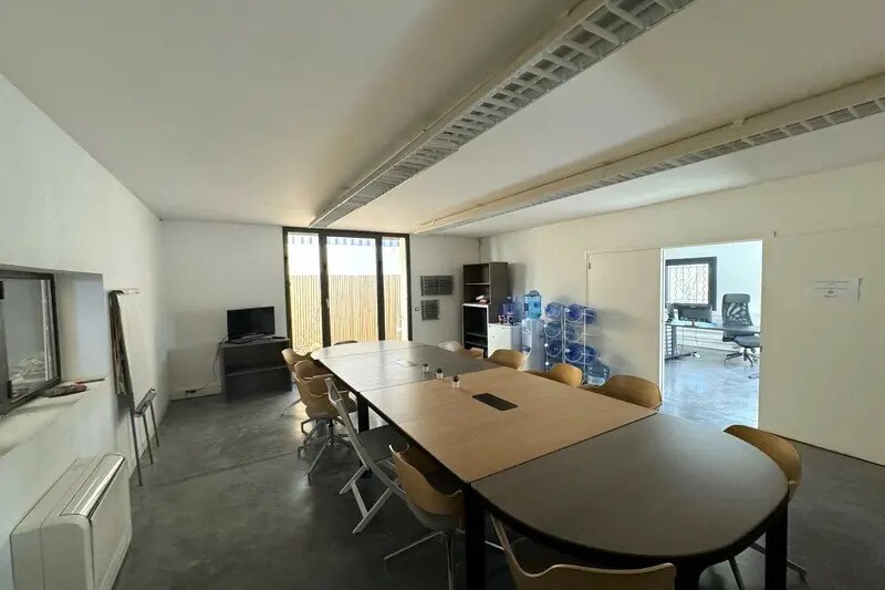Local d’activités dans Lunel à louer - Photo de l’immeuble – Image 3 sur 8