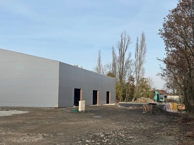 Local d'activités dans Savigneux à vendre Photo de l’immeuble– Image 1 sur 3