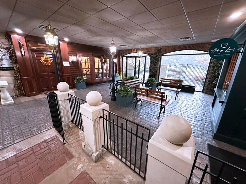 6641 N High St, Worthington, OH à louer - Photo de l’immeuble – Image 2 sur 3