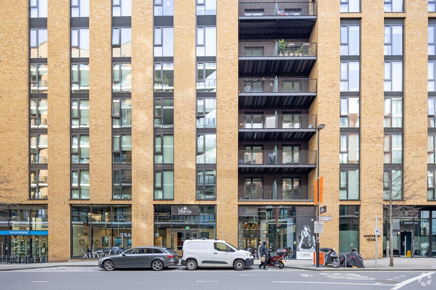 Royal Crest Av, Londres à vendre - Photo de l’immeuble – Image 3 sur 5