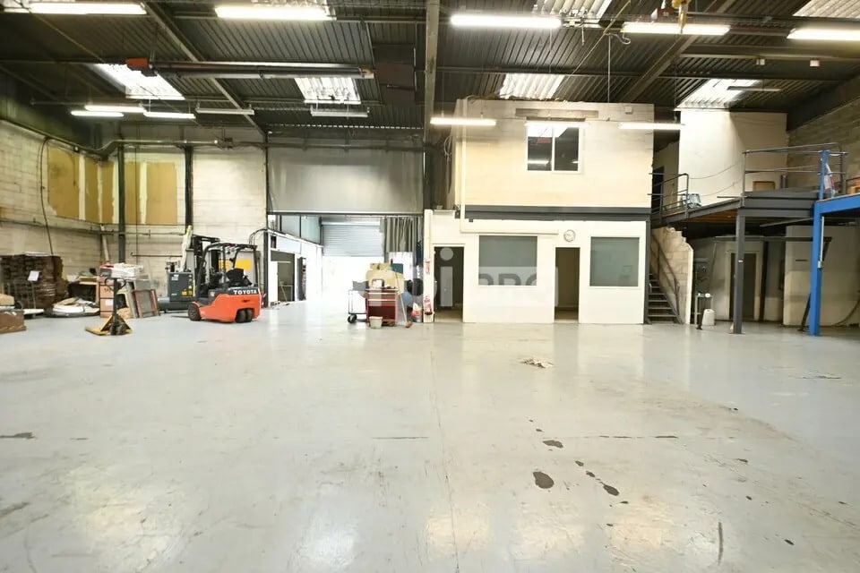 Local d'activités dans Saint-Priest à vendre Photo intérieure– Image 1 sur 8