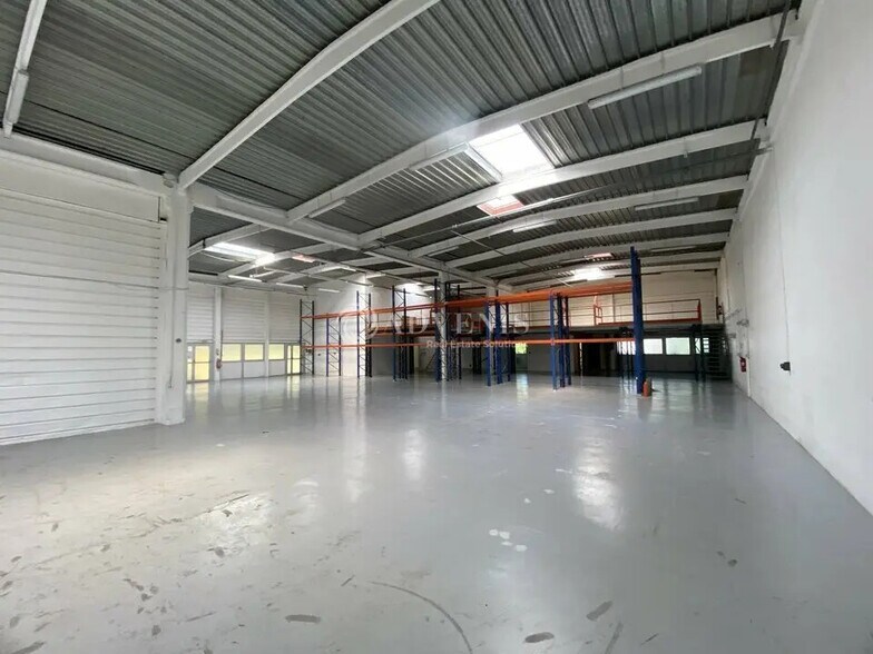 Industriel/Logistique dans Trappes à louer - Photo de l’immeuble – Image 1 sur 8