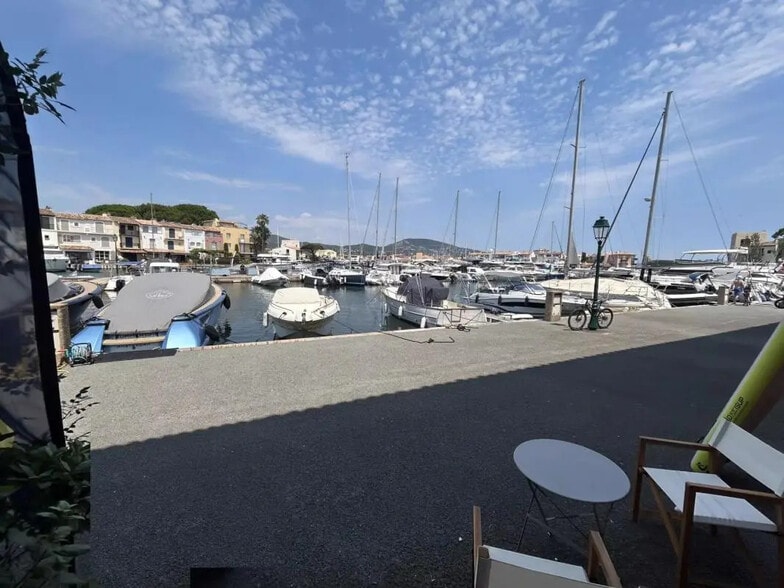 Local commercial dans Grimaud à louer - Photo de l’immeuble – Image 2 sur 7