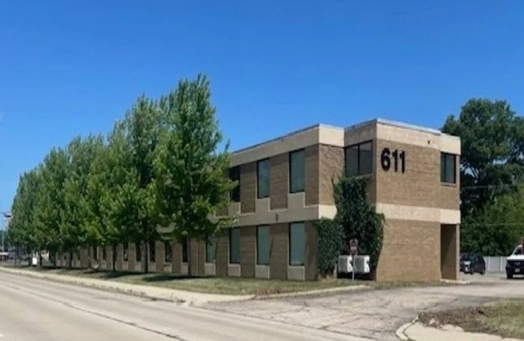 611 E Main St, East Dundee, IL à louer Photo principale– Image 1 sur 5