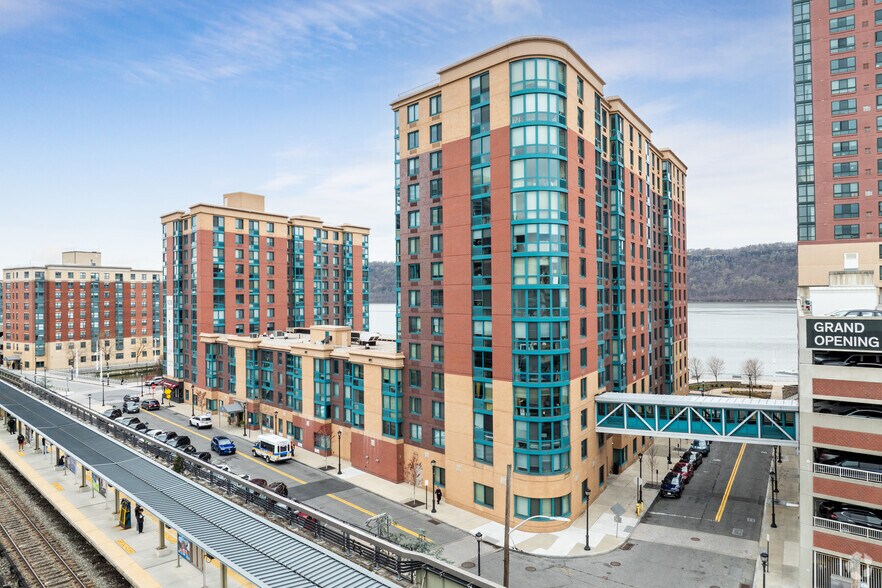 1 Alexander St, Yonkers, NY à louer - Photo principale – Image 1 sur 10