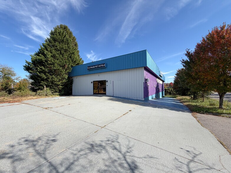 900 W Chapel Rd, Asheville, NC à vendre - Photo de l’immeuble – Image 3 sur 35