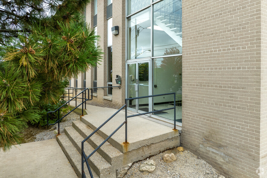 109 Railside Rd, Toronto, ON à vendre - Photo de l’immeuble – Image 3 sur 5