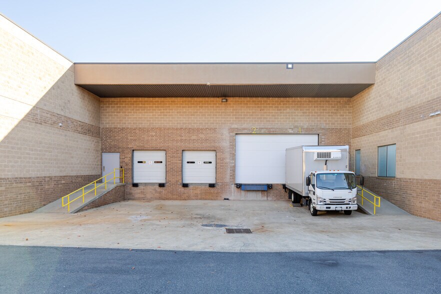 1960 Crossbeam Dr, Charlotte, NC à vendre - Photo de l’immeuble – Image 3 sur 17