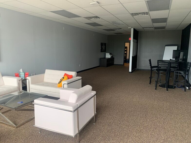 821-831 NE Lakewood Blvd, Lee's Summit, MO à louer - Photo de l’immeuble – Image 2 sur 4